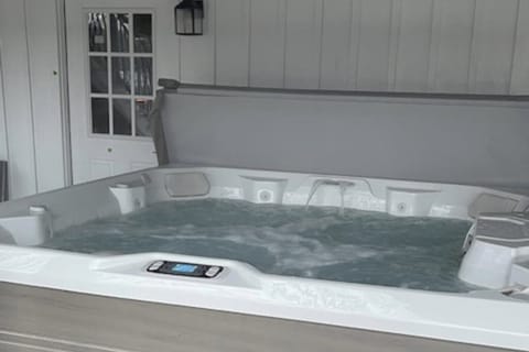 Indoor spa tub