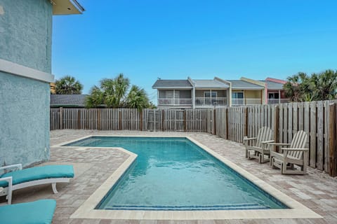 Pool shared with the downstairs level.