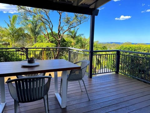 Relax on the deck, nestled in the treetops, as you see sweeping ocean views to the Pacific Ocean