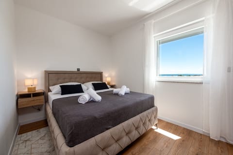 4 bedrooms, cribs (free), bed sheets