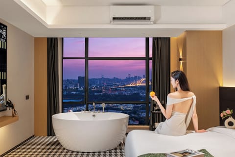 MAX Panoramic King Room with Private Pool | Premium bedding, pillowtop beds, desk, laptop workspace