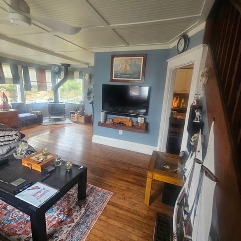 House, 2 Bedrooms, Smoking, Balcony | Living room | Books