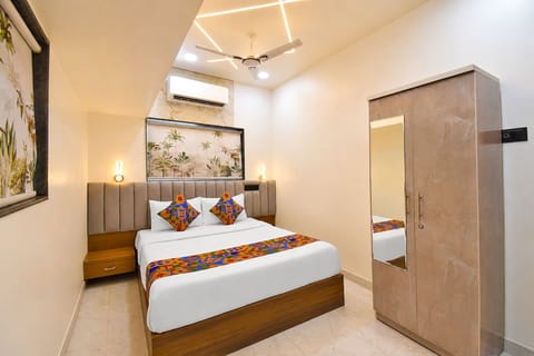 Egyptian cotton sheets, premium bedding, in-room safe, desk