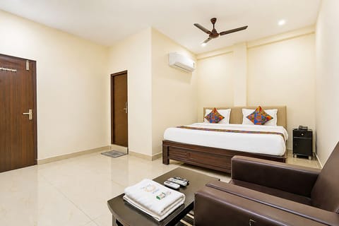Egyptian cotton sheets, premium bedding, in-room safe, desk