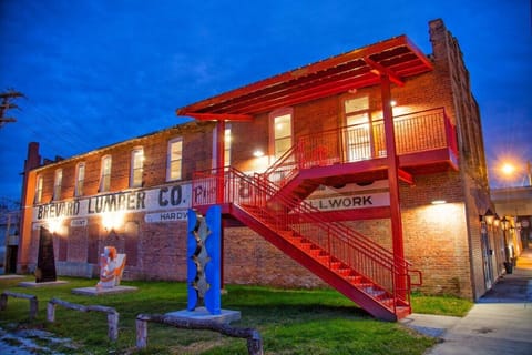 The Lumberyard Loft in Brevard NC features downtown brevard location with restaurants, concert venues and the mountains at your doorstep.