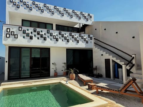 Hermosa piscina con camastros