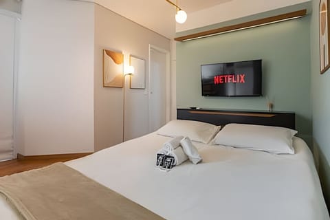Superior Apartment | Laptop workspace, blackout drapes, iron/ironing board, WiFi (free)
