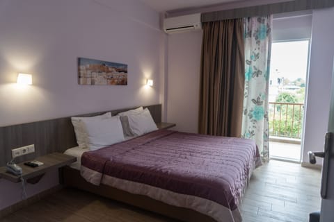 Comfort Quadruple Room | Soundproofing, iron/ironing board, free WiFi, bed sheets