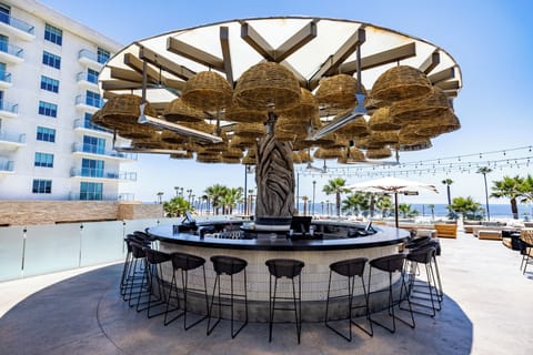 2 bars/lounges, poolside bar