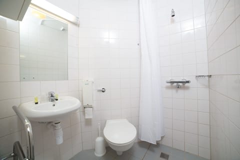 Shower, eco-friendly toiletries, towels