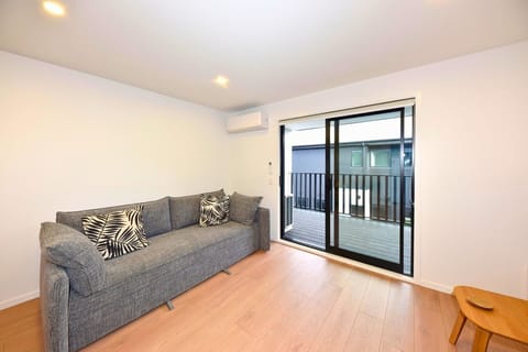 12 245 Moorhouse Ave (4) - Edited