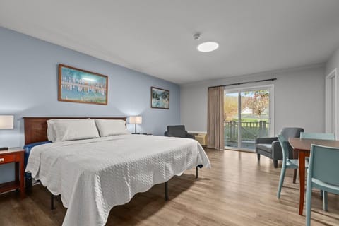 Bedroom with one king bed.