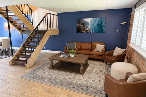 Bright Living Room with Leather Sofa & Stylish Staircase