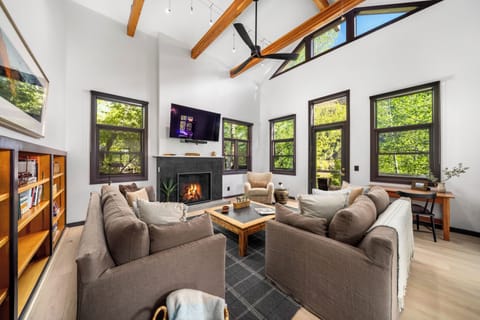 Welcome to West End Retreat. Exquisitely remodeled luxury retreat with 4 bedrooms 3.5 baths.