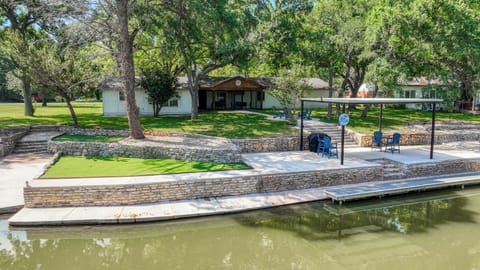 Welcome to Lake Casa - Waterfront Lake Granbury! Dock your boat with electricity