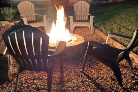     Cozy Shenandoah stay with outdoor fire pit