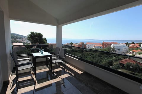 Deluxe Apartment, 3 Bedrooms, Air conditioning, Sea View | Outdoor dining