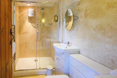 Full bathroom with complimentary shampoo, body soap, and shower gel provided.
