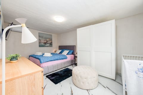 4 bedrooms, bed sheets