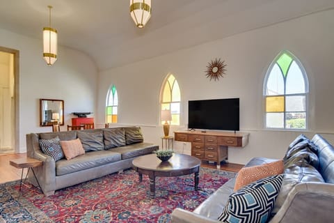 Living space with cathedral ceilings and comfortable sofas.