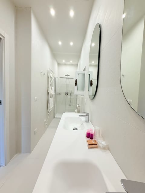Monolocale panoramico Uzzano | Bathroom | Hair dryer, bidet, towels
