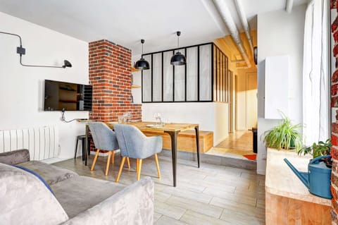 Bienvenue dans notre salon comportant un canapé-lit ultra confortable ainsi que sa salle à manger pouvant accueillir 6 personnes