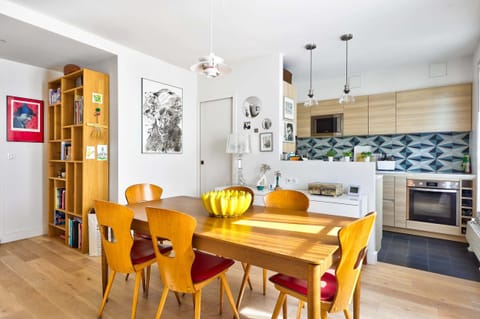 Bienvenu dans notre large salon ouvert sur la cuisine et son espace repas. Stylisé et original, ce logement saura vous charmer !