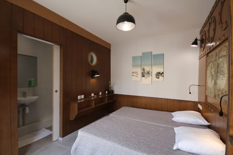 Chambre Double Confort, salle de bains privée | Desk, iron/ironing board, free WiFi, bed sheets