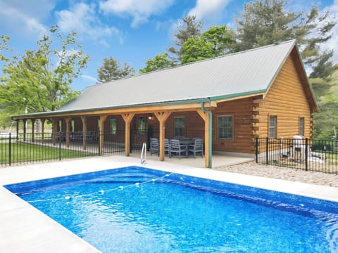 Welcome to The Johnny  -Hocking Hills’ perfect getaway ! 