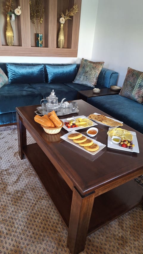 Suite, Garden View | Dining