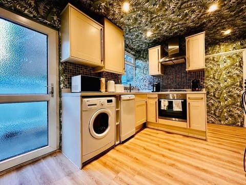 Family Apartment | Private kitchen | Full-size fridge, microwave, oven, stovetop