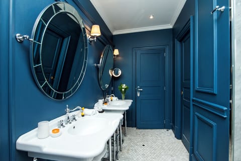 Royal Suite, 1 King Bed | Bathroom | Designer toiletries, hair dryer, bidet, towels
