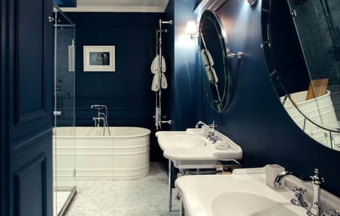Royal Suite, 1 King Bed | Bathroom | Designer toiletries, hair dryer, bidet, towels