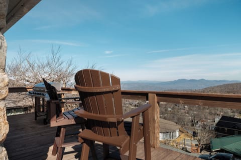 Soak in panoramic views from the deck. Great for slow mornings, photos, and watching the sky change over the mountains.