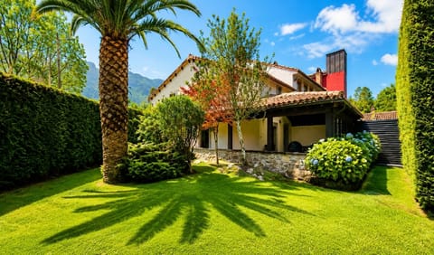 Property building,Garden,Balcony/Terrace