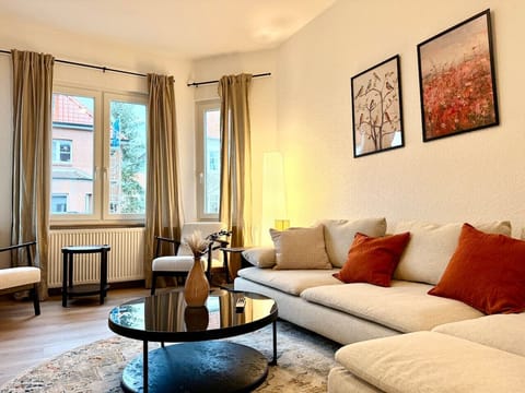 Peaceful 2BR Stay - lichtdurchfluteter Wohnbereich mit Garten-Feeling