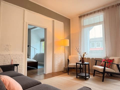 Elegant 4BR Apartment - lichtdurchfluteter Wohnbereich mit Hafenfeeling