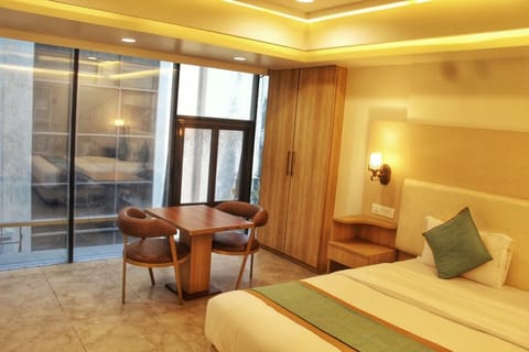 Deluxe Double Room, City View | Desk, free WiFi