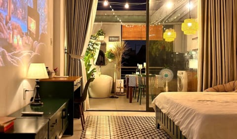 Deluxe Studio | Desk, blackout drapes, iron/ironing board, WiFi (free)