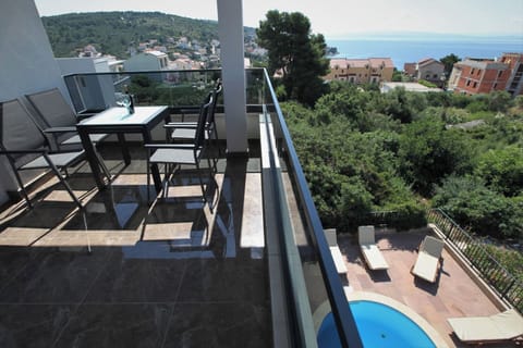 Luxury Apartment, 3 Bedrooms, Air conditioning, Sea View | Outdoor dining