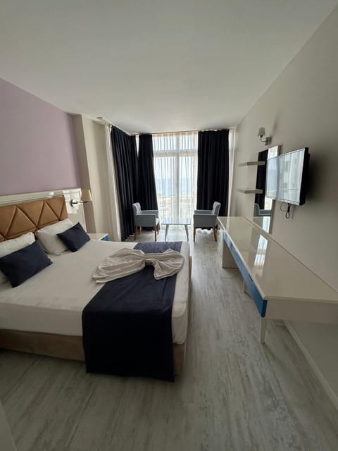 Comfort Double Room | Blackout drapes, soundproofing, iron/ironing board, free WiFi