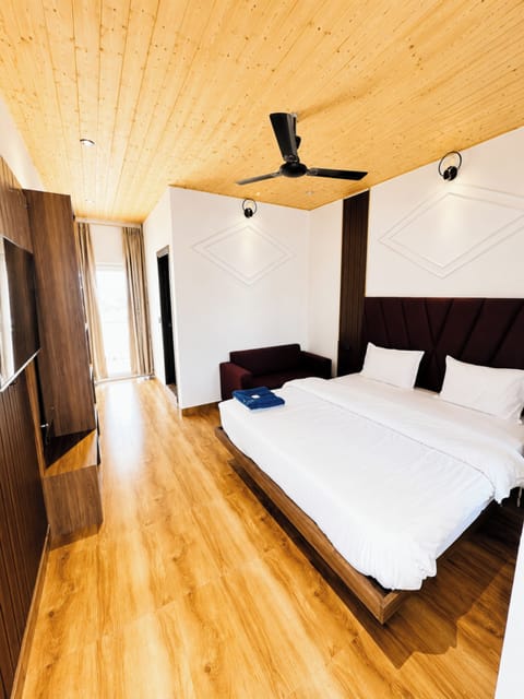 Hypo-allergenic bedding, desk, soundproofing, free WiFi