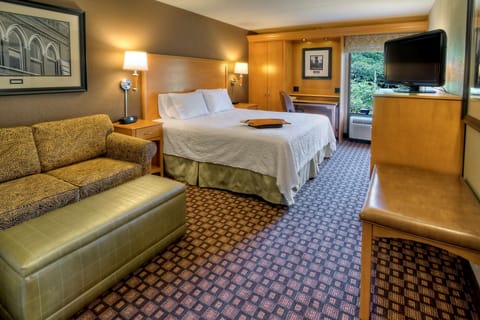 Premium bedding, in-room safe, desk, laptop workspace