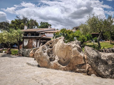 Studio, Patio, Garden View | Property grounds