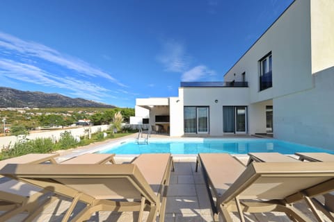 .Heated private pool with sun terrace, pergola and beautiful views of Rovanjska bay.