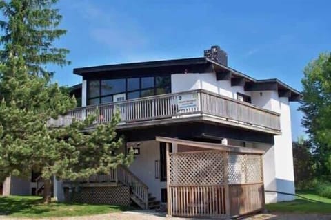 6 bdrm Spacious cottage, SAUNA, HOT TUB, PING PONG TABLE, a semi-detached property 