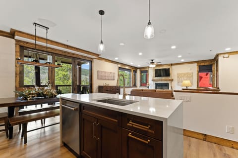 Condo (2 Bedrooms) | Property amenity