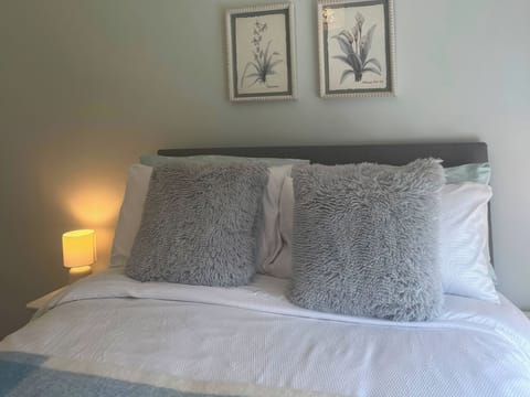 Cottage | 3 bedrooms, WiFi (free), individually decorated, individually furnished