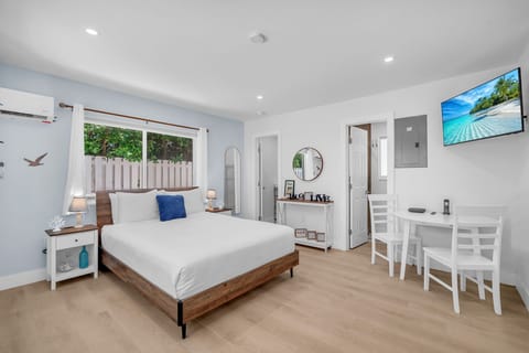 Enjoy a bright studio space with a comfortable bed, clean linens, and a spacious closet, ideal for relaxing after beach days at nearby Hollywood Beach.