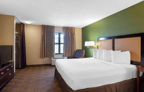1 QUEEN BED | NON-SMOKING, KITCHEN | Desk, iron/ironing board, free WiFi, bed sheets
